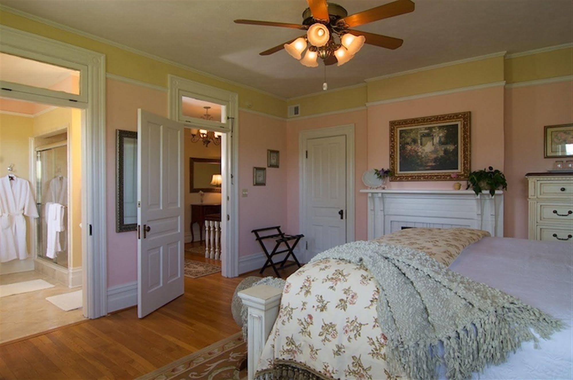 Oak Hill On Love Lane Bed And Breakfast Inn Waynesville Rom bilde
